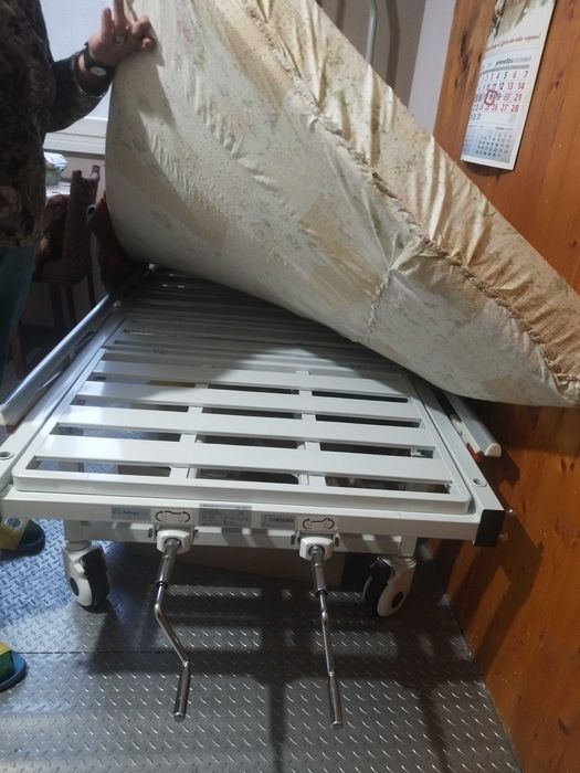 Механично болнично легло