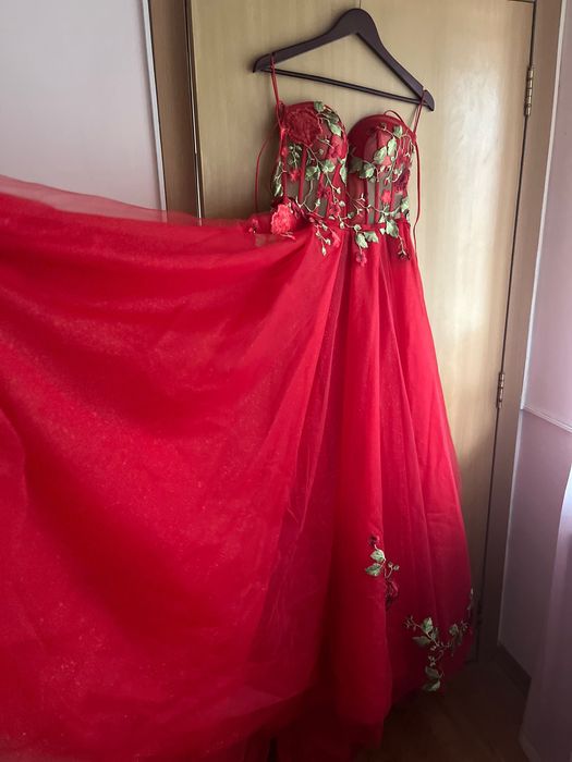 Червена бална рокля