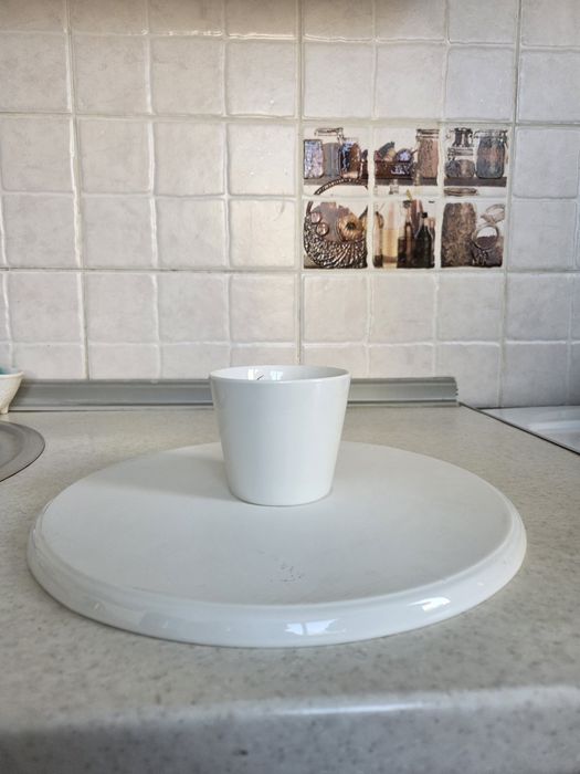 Тортовница фарфоровая .