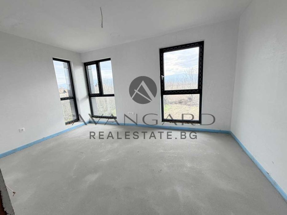 оф.25533 Двуетажна къща с двоен гараж/ Кючук Париж