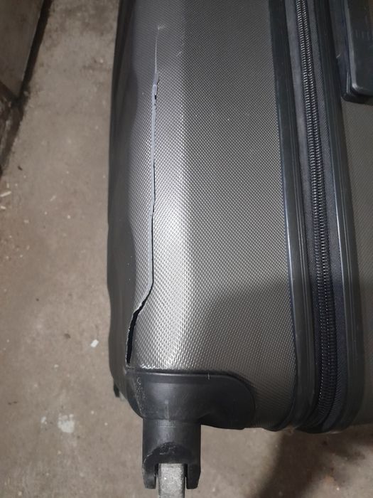 Голям  пътнически  куфар  aerolite с колелца