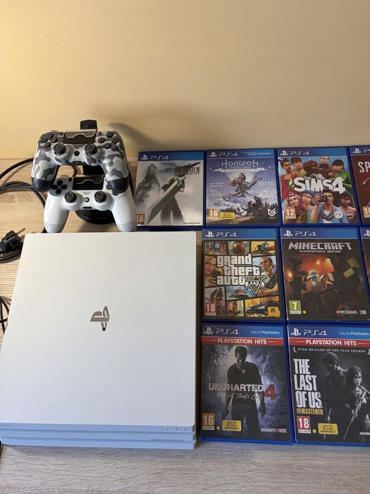 ДОГОВАРЯЕМ  PS4 Pro Glacier White 1 TB + 2 оригинални DualShock4 контролера със зареждаща стойка, игри по желание
