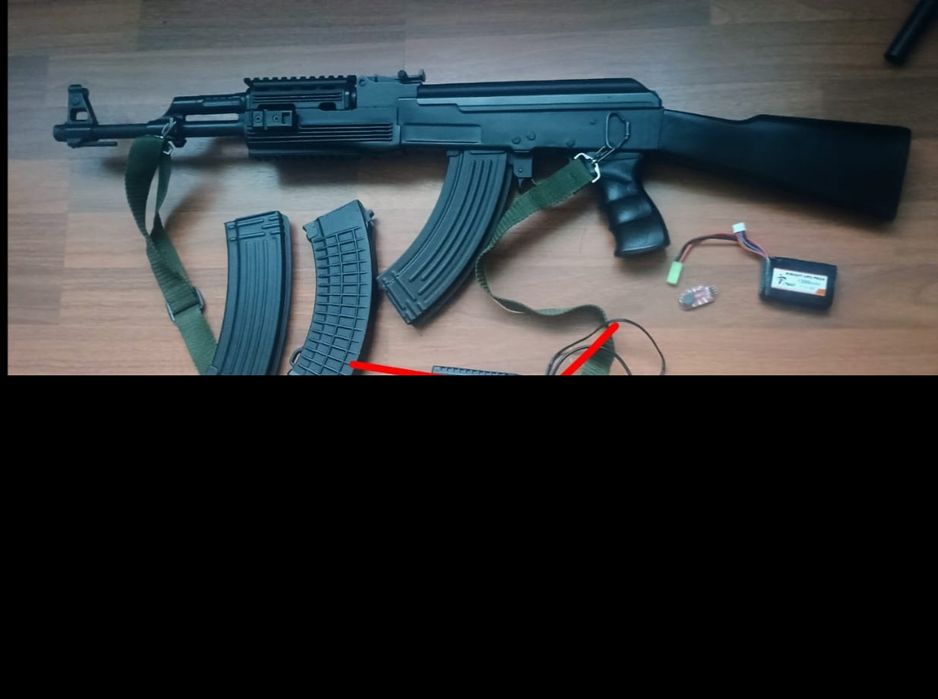 Vând replică airsoft tip AK (AEG), folosită aproximativ 1 an.