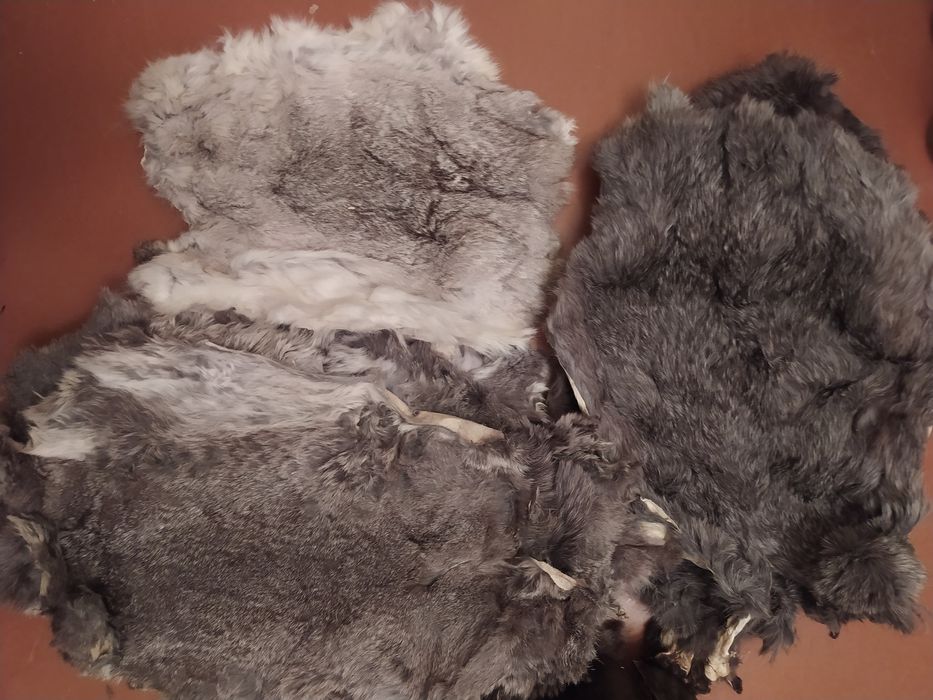 Меховые мужские шапки, шкурки кролика, меховые отходы.