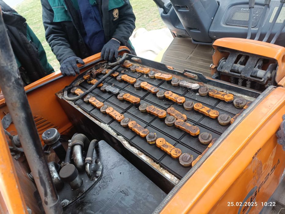 Продается вилочный погрузчик электрический с зарядным устройством.