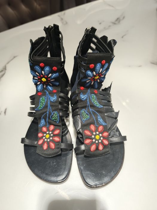 Продавам дамски сандали High,