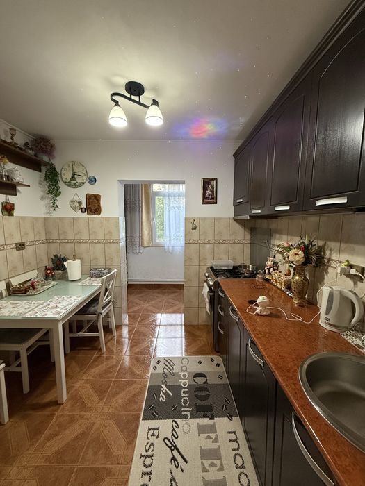 Vand apartament 3 camere + 2 balcoane inchise, decomandat, zona Tomesti