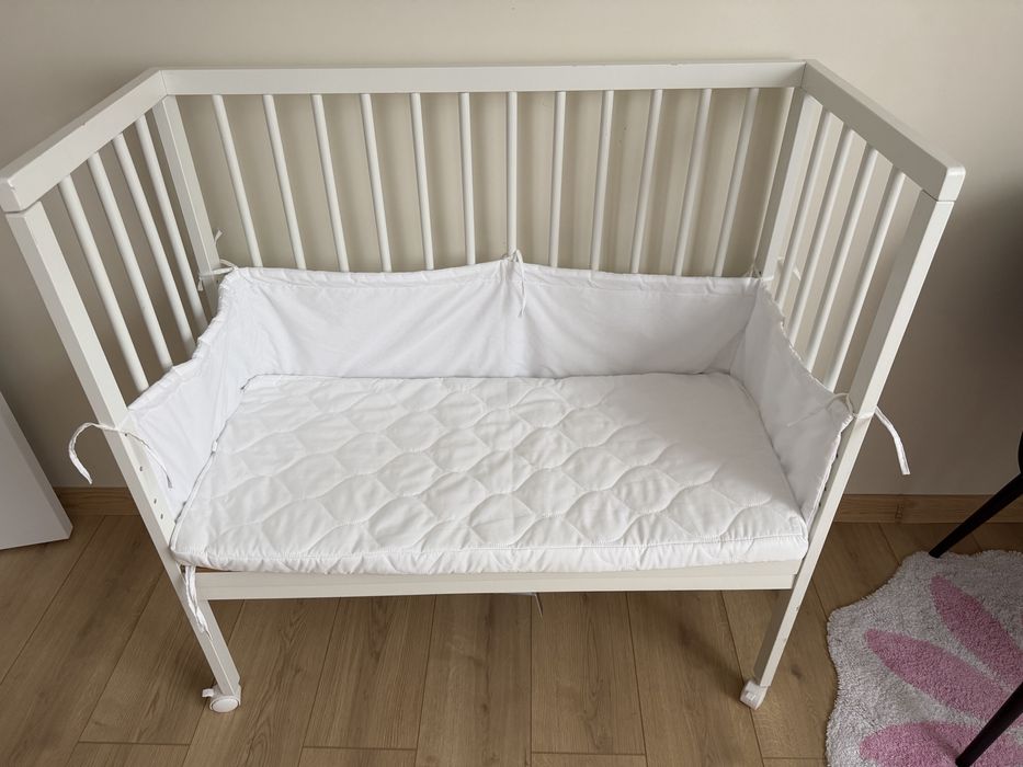 Дървено легло next to me