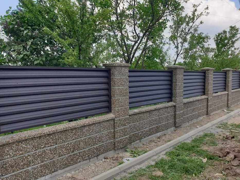 Construim garduri si porti din panouri stil jaluzele, sipca metalica, tabla cutata, plasa bordurata, BCA si alte modele disponibile