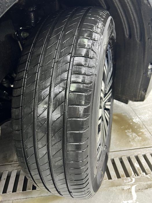 Продаю шины Michelin 235/6018