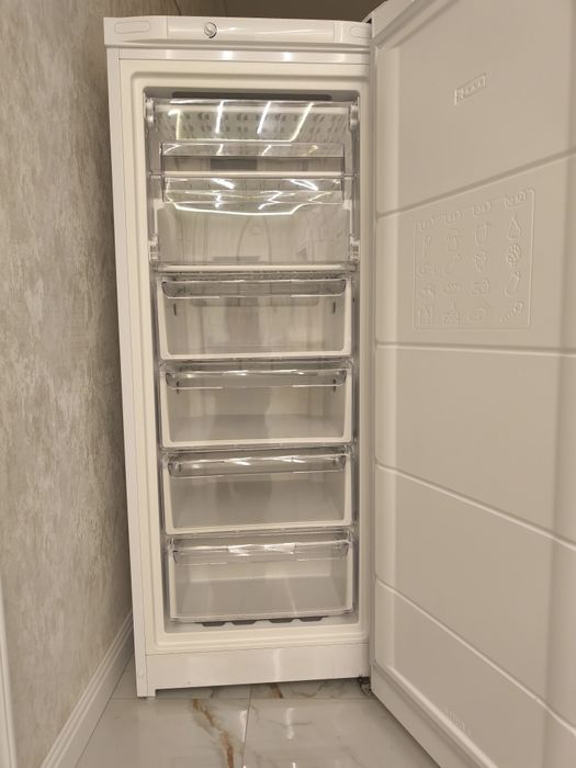 Морозильник Indesit 214 л