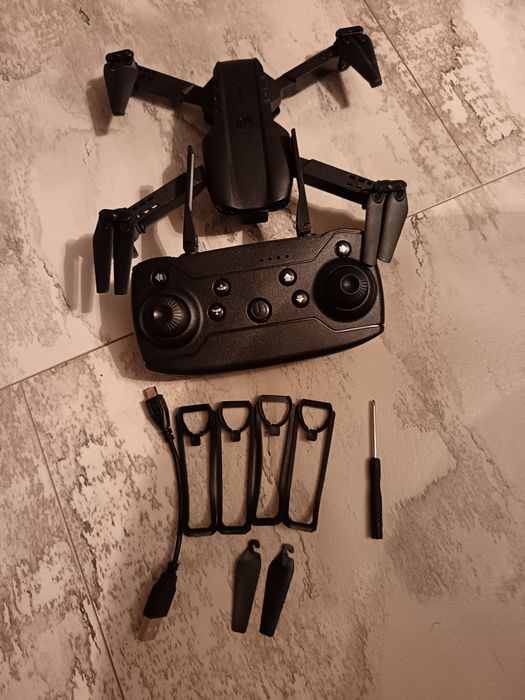 E99 DRONE foarte bună!