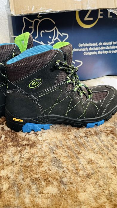 Чисто нови топли обувки