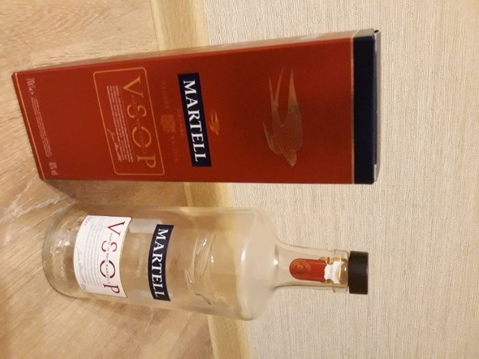 Бутилка с кутия от коняк Martell V.S.О.Р red barrels за колекция
