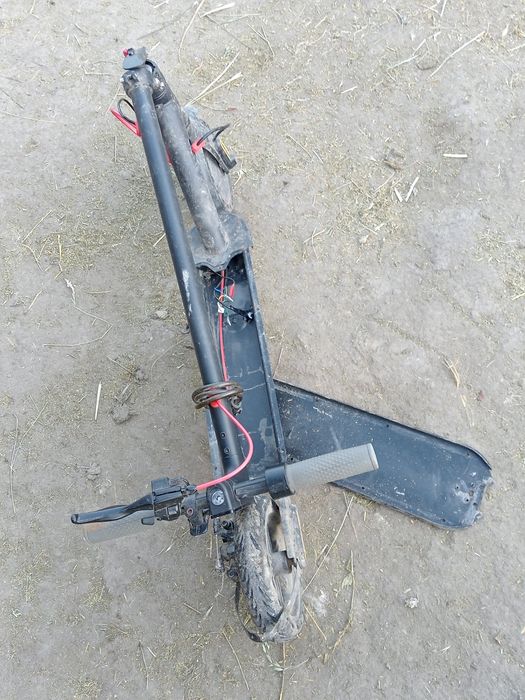 Bună seara am un anunț cu o trotinetă electrică merge da îi tr baterie