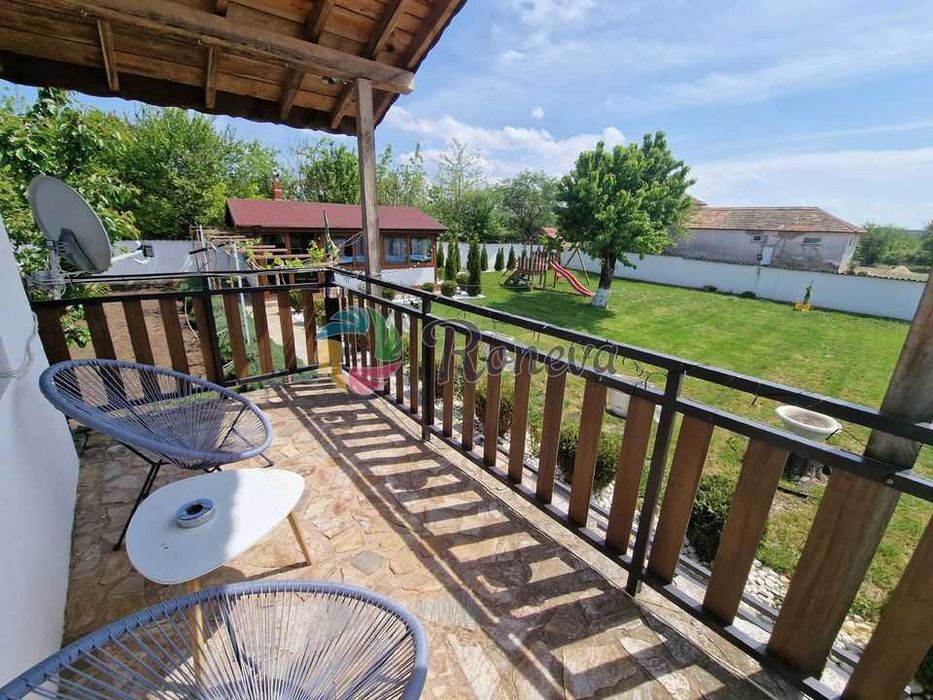 Малко имение с басейн в близост до язовир! Две паркоместа!