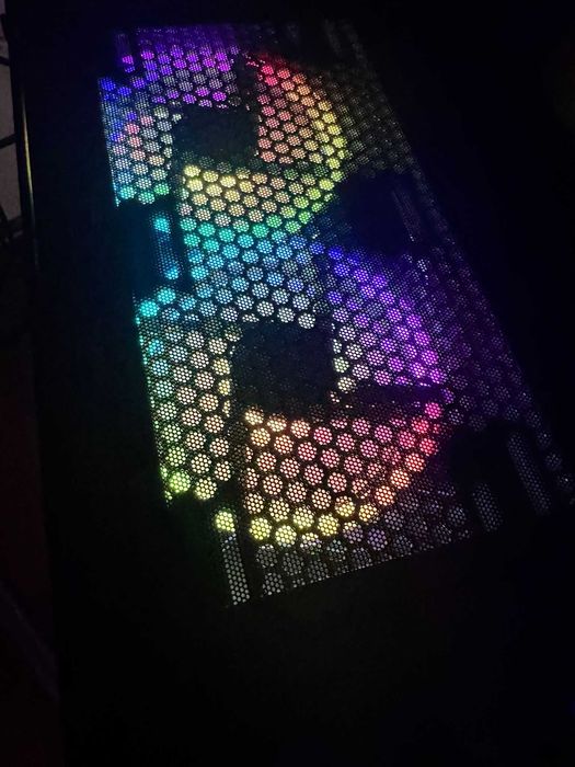 Pc gaming:tastatura,mouse,mousepad,2 monitoare si calculatorul in sine