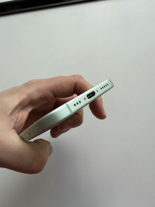 iPhone 15 green / 128GB / Много запазен, отключен към всички оператори