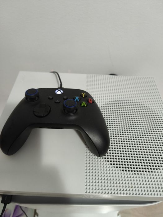 Xbox One S + controller Series S/X + GTA 5 & FIFA