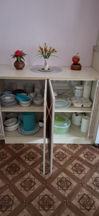 Деревянная тумбочка