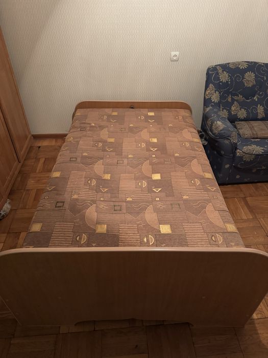 Отдаю кровать и два кресла