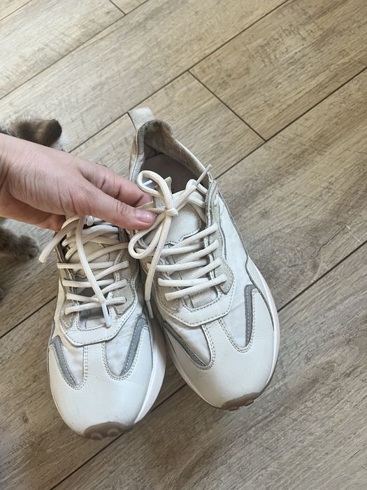 Кроссовки женские