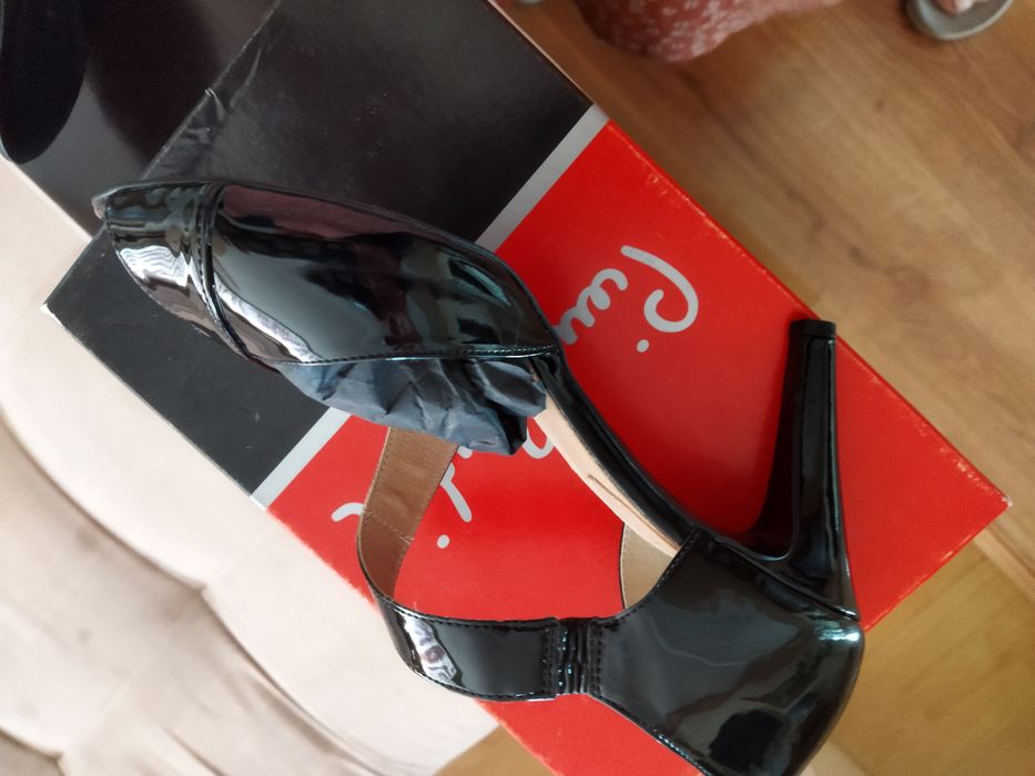 Продавам чисто нови дамски черни  обувки