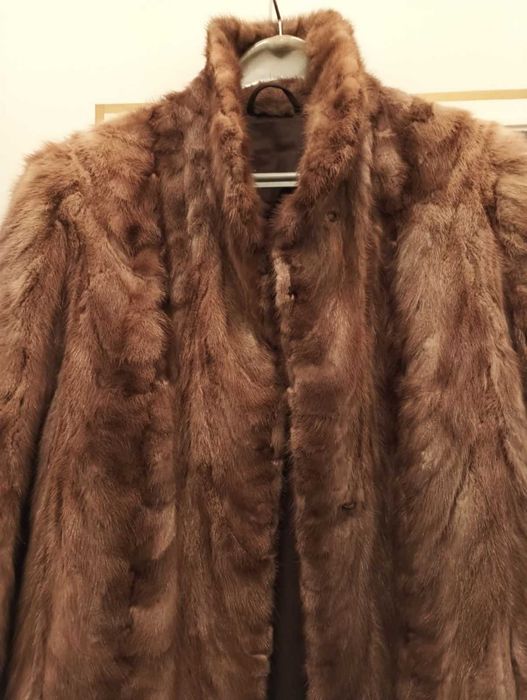 Продавам естественно кожено палто