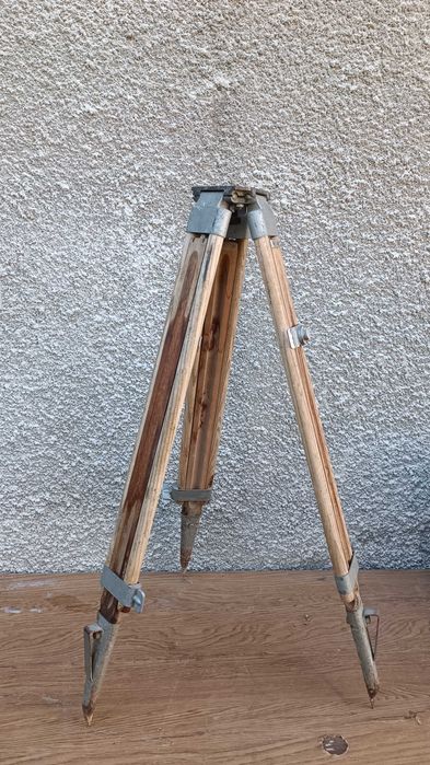 Стара дървена стойка / тринога от теодолит