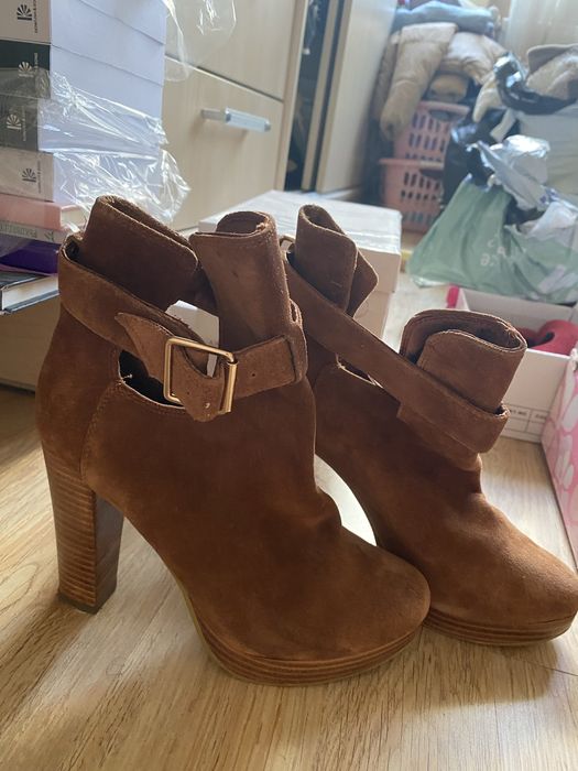 Дамски боти на ток