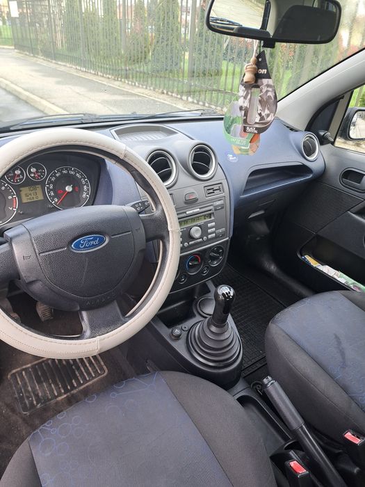 Vând Ford Fiesta