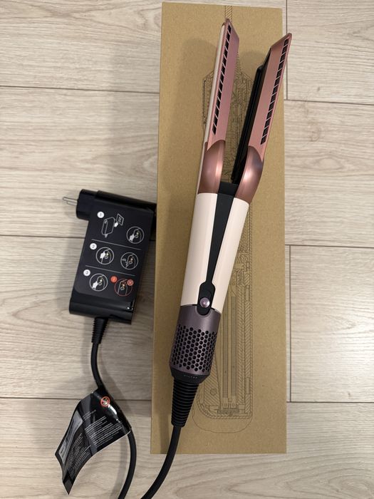 Aparat de îndreptat părul Dyson Airstrait™ în varianta Ceramic Pink/Rose Gold