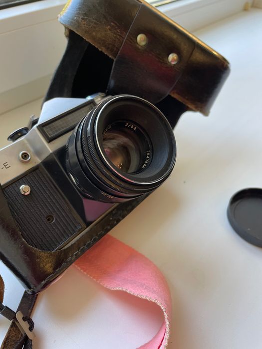 Продавам фотоапарат на лента Zenit-E с оригинален обектив Helios-44-2 58 mm f/2.