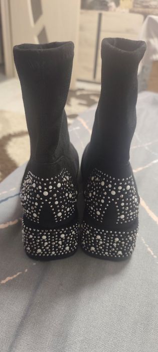 Дамски боти с камъчета на тока.