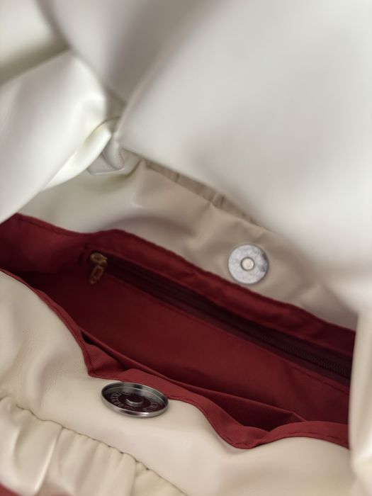 Бяла кожена чанта