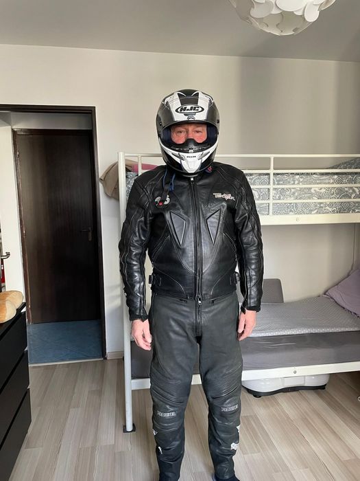 Vand echipament moto din două piese