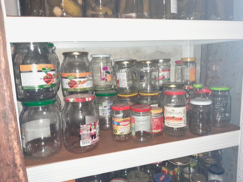 Буркани и шишета, различна големина