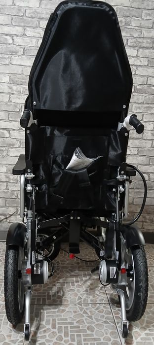 Электрическая инвалидная кресло-коляска отличного качества и комфорта.