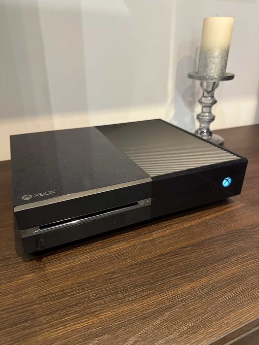 Vând Xbox One 1TB + 1 manetă + Kinect + casti + jocuri