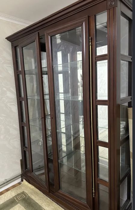 Продам сервант комплект 2 шкафа и тумбочка