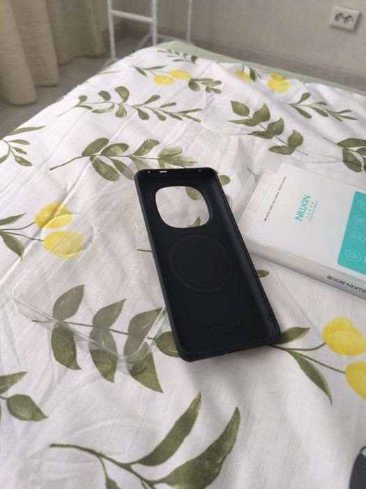 Чехол на телефон с встроенным магнитом.