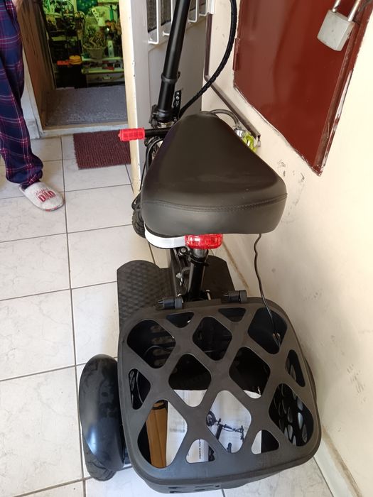 E scooter tricicleta