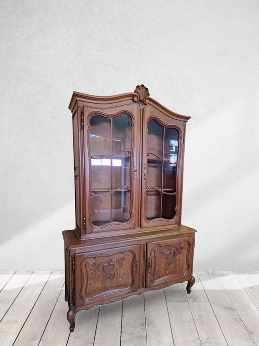 Елегантен витринен шкаф от дъбов масив и дърворезба