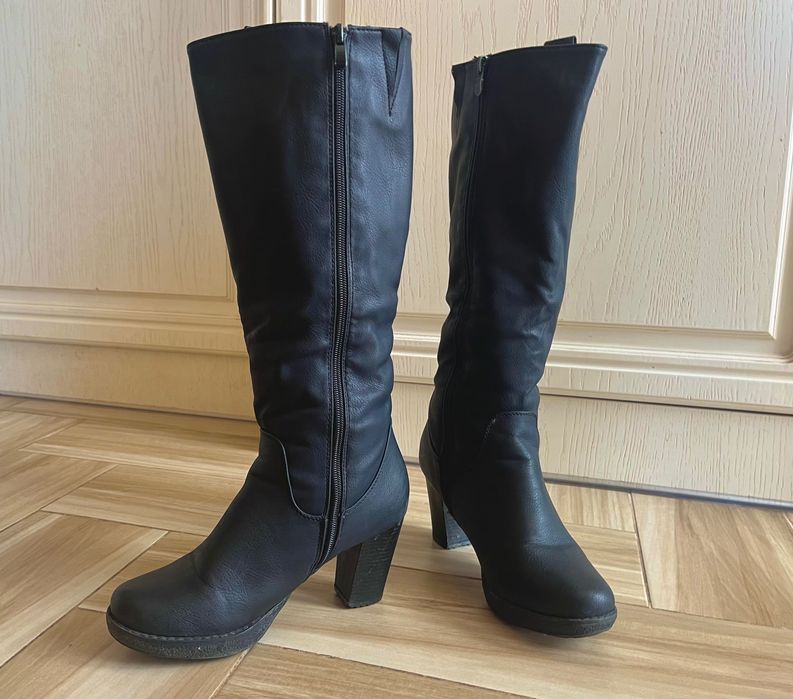 Дълги ботуши на ток