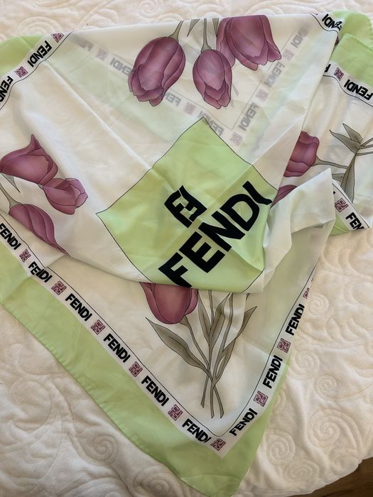 Esarfa Fendi cu lalele.