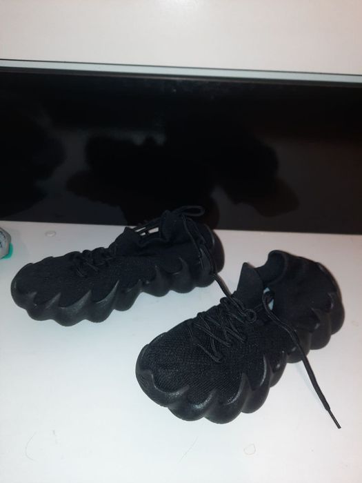 Новые, удобные кроссовки