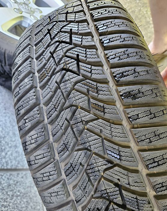 Перфектни зимни гуми DUNLOP WINTER SPORT 5 - 225/45 R17, DOT 2524, грайфер 8,5-9мм с оригинални 17" лети джанти за Ауди А3 Audi