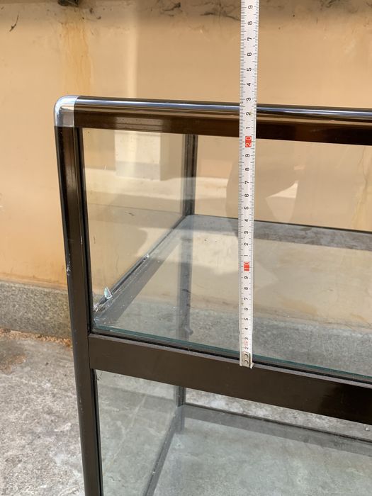 Стъклена витрина стелаж рафт бюро търговско обзавеждане комод маса