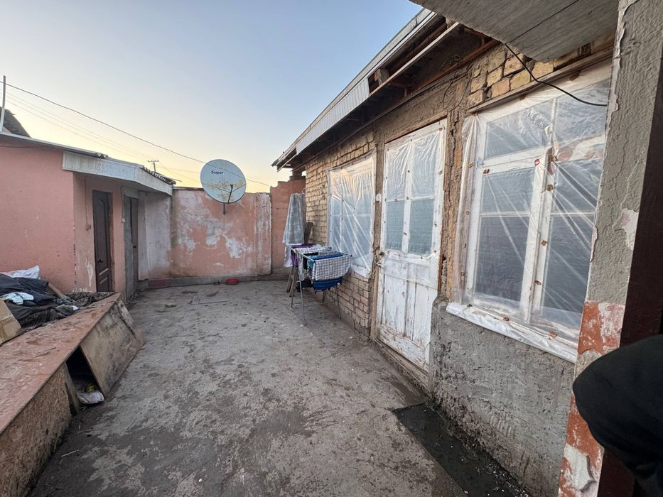 2 sotix uy sotiladi.