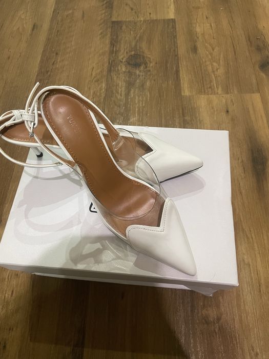 Босоножки белые, стильные